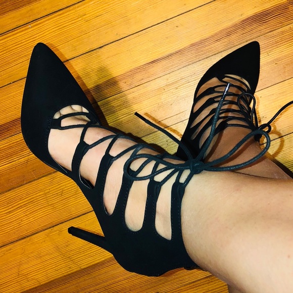 Black closed toe heels - Picture 2 of 6